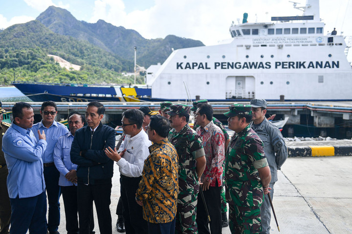 Usai bertemu nelayan, Presiden Jokowi meninjau Kapal Pengawas Perikanan KKP. Jokowi kemudian menyimak penjelasan dari Menteri Kelautan dan Perikanan Edhy Prabowo dan Menteri ESDM Arifin Tasrif.