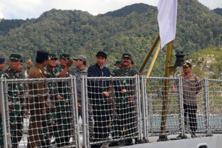 Setelah itu Presiden menuju pelabuhan di Teluk Lampa Natuna tempat KRI Usman Harun bersandar. Jokowi sempat naik ke kapal perang tersebut. Usai meninjau KRI Usman Harun, Jokowi menyatakan kehadirannya adalah untuk memastikan ada penegakan hukum di kawasan laut Indonesia.