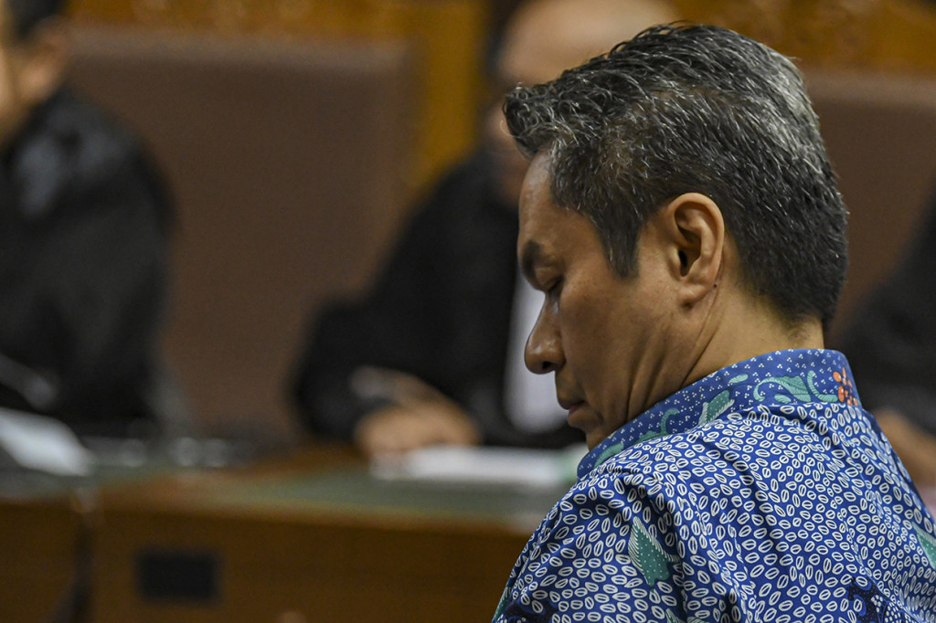 Mantan Direktur Keuangan PT Angkasa Pura (AP) II Andra Yastrialsyah Agussalam didakwa menerima gratifikasi dari Direktur Utama PT Industri Telekomunikasi Indonesia (INTI) Darman Mappangara. Andra dijerat tiga pasal sekaligus.