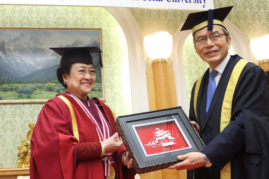 Presiden ke-5 RI yang juga Ketua Umum Partai Demokrasi Indonesia Perjuangan Megawati Soekarnoputri (kiri) menerima gelar Doktor Kehormatan Honoris Causa (DR HC) bidang Kemanusiaan dari Universitas Soka yang diserahkan oleh Rektornya Yoshihisa Baba (kanan) di Tokyo, Jepang