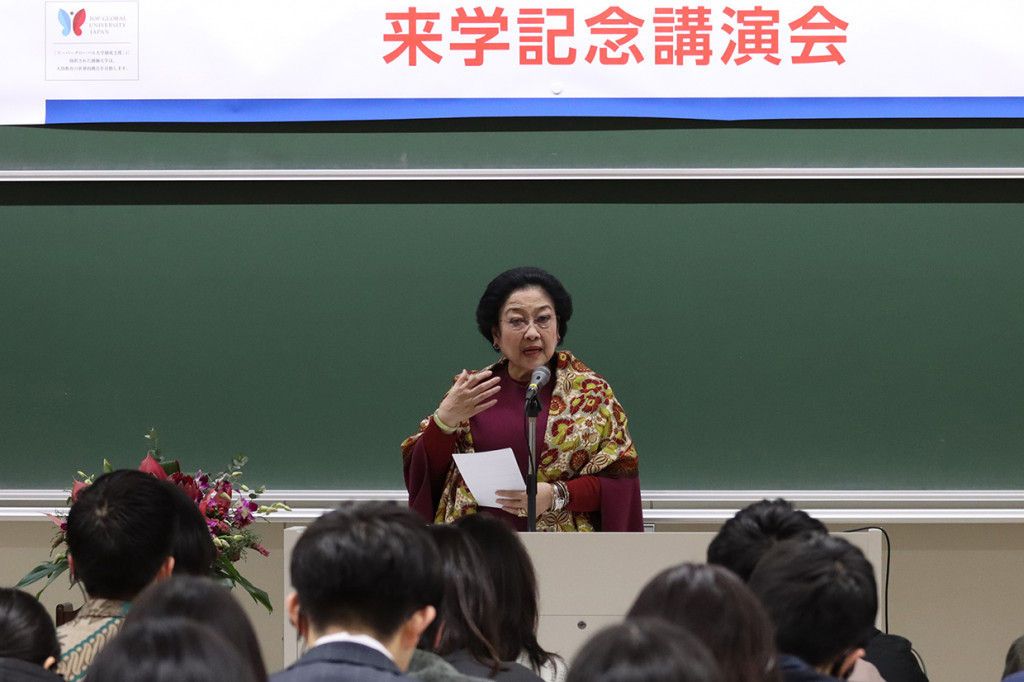 Presiden ke-5 RI yang juga Ketua Umum Partai Demokrasi Indonesia Perjuangan Megawati Soekarnoputri memberikan orasi ilmiah di hadapan para mahasiswa usai menerima gelar Doktor Kehormatan Honoris Causa (DR HC) bidang Kemanusiaan dari Universitas Soka di Tokyo, Jepang.