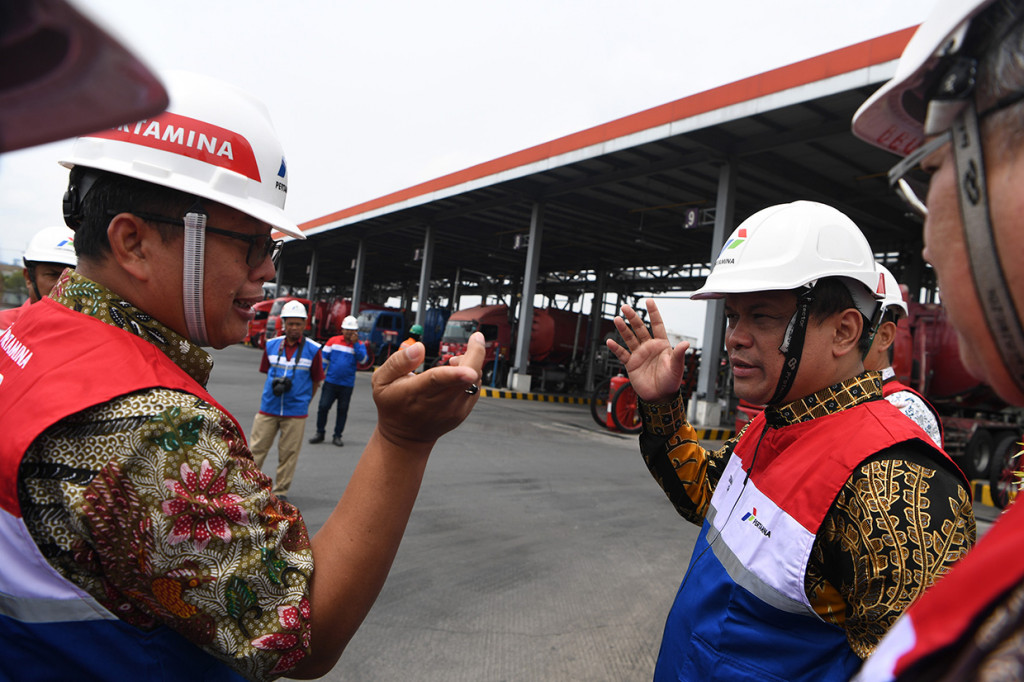 Anggota DPR Komisi VII Charles Meikyansah (kanan) berbincang dengan Region Manager RPD Pertamina MOR V Ambar Dwi Sustomo ketika berkunjung ke Terminal BBM Surabaya Group di Surabaya, Jawa Timur, Rabu, 8 Januari 2020. Kunjungan tersebut dalam rangka memantau dan mengawasi penyaluran dan pemanfaatan BBM di masyarakat Jawa Timur.