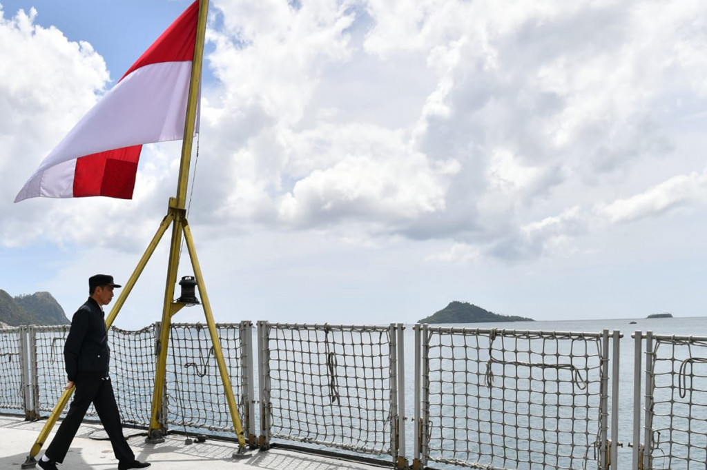 Presiden Joko Widodo meninjau KRI Usman Harun 359 dan KRI Karel Satsuit Tubun 356 di Pangkalan Angkatan Laut Terpadu Selat Lampa, Kabupaten Natuna, Provinsi Kepulauan Riau.