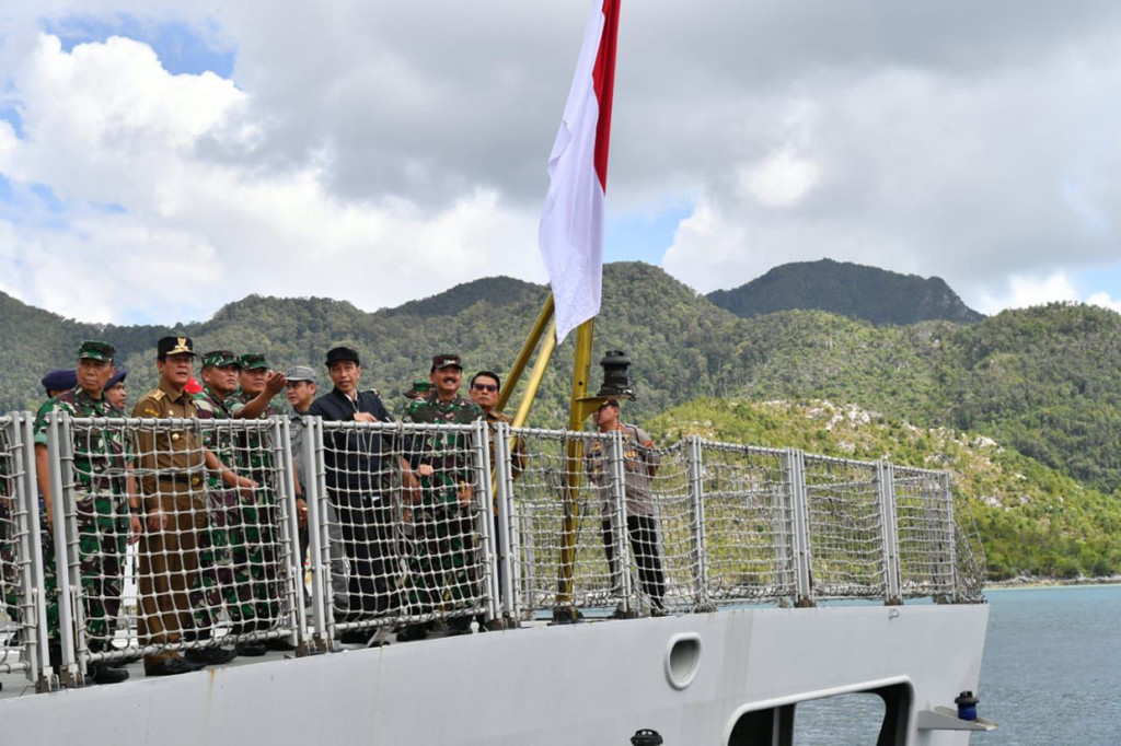Dari atas KRI Usman Harun, sekitar sepuluh menit Presiden meninjau situasi di Perairan Natuna bersama Menteri Energi dan Sumber Daya Mineral Arifin Tasrif, Kepala Staf Kepresidenan Moeldoko, dan Panglima TNI Marsekal Hadi Tjahjanto.