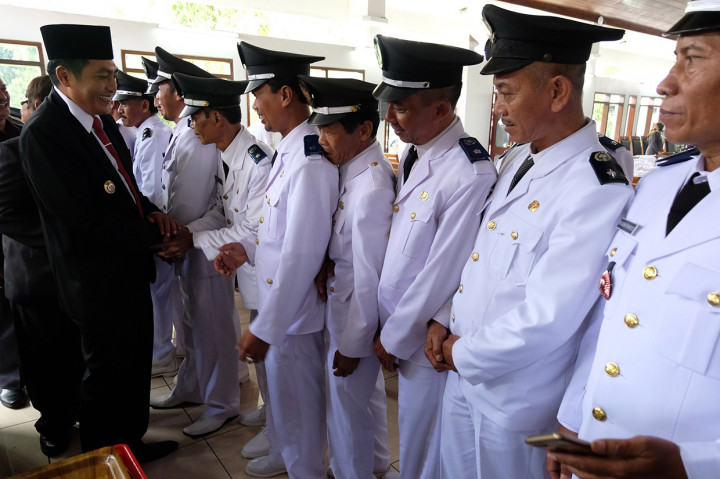 Bupati Magelag Zaenal Arifin (kiri) menyampaikan ucapan selamat kepada sejumlah Kepala Desa terpilih saat pelantikan Kepala Desa se-kabupaten Magelang di Pendopo Pengayoman Magelang, Jawa Tengah.