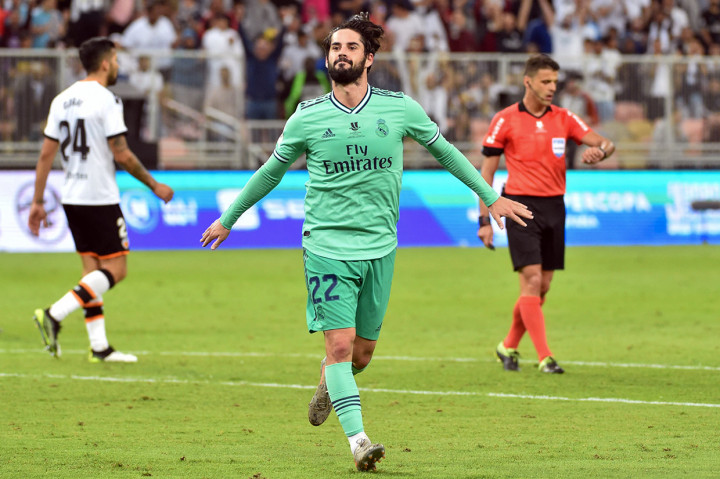 Isco melakukan selebrasi usai menjebol gawang Valencia.