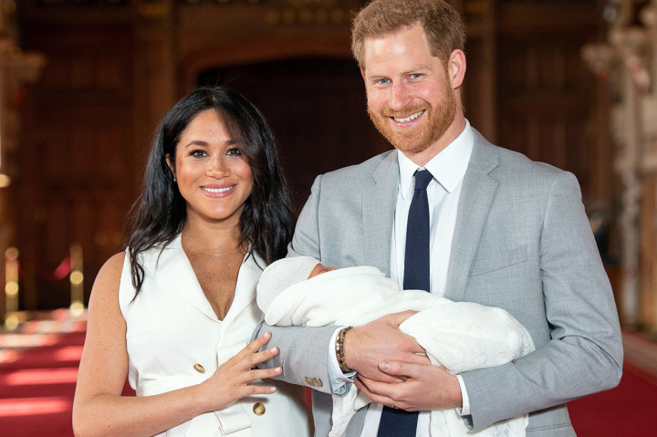 Harry dan Meghan --janda yang lahir dari ibu Afrika-Amerika dan ayah kulit putih-- menikah pada Mei 2019 di Windsor Castle. Tahun lalu, Meghan melahirkan anak pertamanya, Archie Harrison Mountbatten-Windsor.