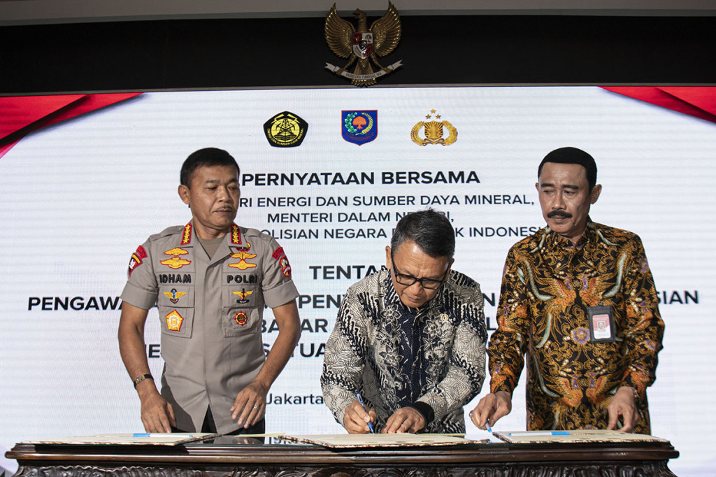 Menteri ESDM Arifin Tasrif (tengah) bersama Kapolri Jenderal Idham Aziz (kiri) dan Sekjen Kemendagri Hadi Prabowo menandatanganani pernyataan bersama terkait sinergitas tentang Pengawasan Bersama Penyediaan dan Pendistribusian BBM di wilayah NKRI, di Kantor Kementerian ESDM, Jakarta, Kamis, 9 Januari 2020.