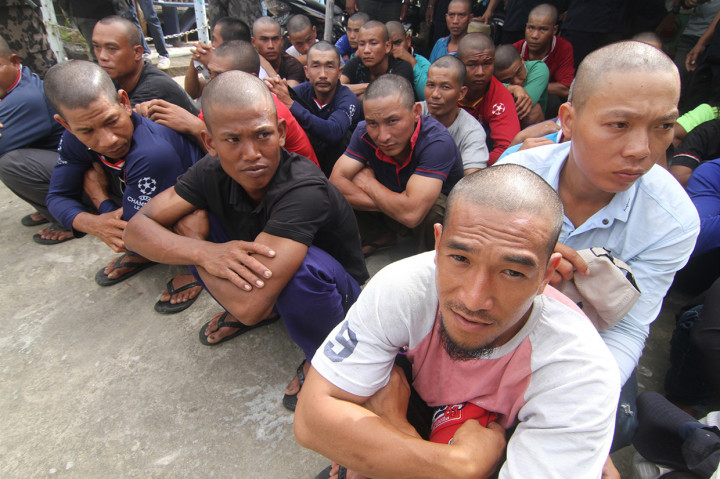 Sejumlah nelayan kapal pencuri ikan berbendera Vietnam berbaris saat dihadirkan dalam rilis ungkap kasus di di Stasiun Pengawasan Sumber Daya Kelautan dan Perikanan (PSDKP) Pontianak di Sungai Rengas, Kabupaten Kubu Raya, Kalimantan Barat.
