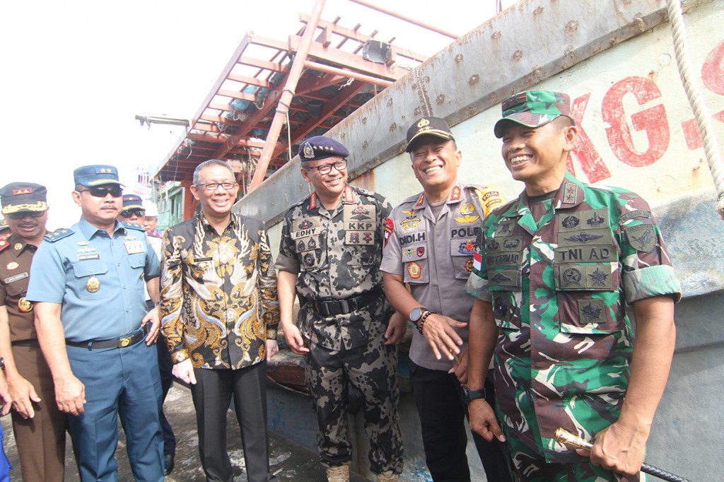 Pada kesempatan itu, Edhy juga menyampaikan apresiasi dan rasa bangga kepada aparat dari Ditjen Pengawasan Sumber daya Kelautan dan Perikanan-KKP yang telah dengan sabar, sigap dan tegas, dalam menghadapi provokasi dan perlawanan dari kapal-kapal ikan asing berbendera Vietnam tersebut.