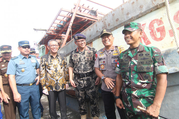 Pada kesempatan itu, Edhy juga menyampaikan apresiasi dan rasa bangga kepada aparat dari Ditjen Pengawasan Sumber daya Kelautan dan Perikanan-KKP yang telah dengan sabar, sigap dan tegas, dalam menghadapi provokasi dan perlawanan dari kapal-kapal ikan asing berbendera Vietnam tersebut.