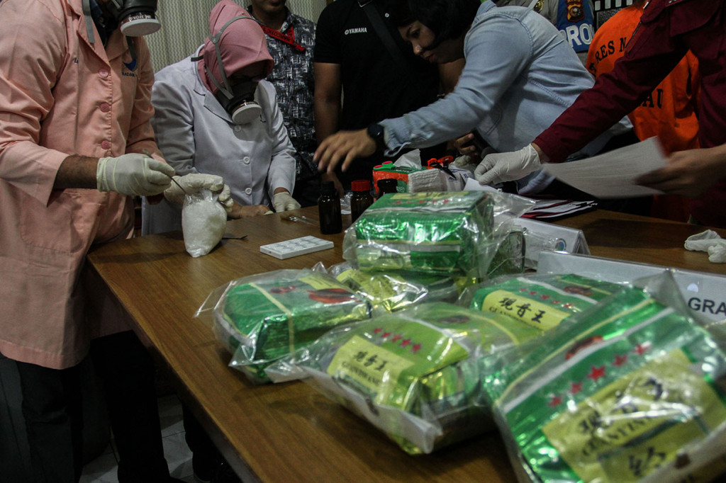 Petugas BBPOM Pekanbaru memeriksa keaslian narkoba jenis sabu saat akan dimusnahkan usai pengungkapan kasus di Kantor Ditresnarkoba Polda Riau, di Pekanbaru, Riau.