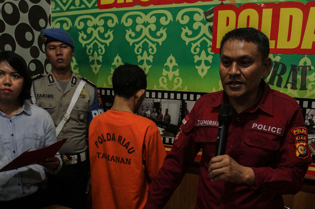 Polda Riau berhasil menangkap dua orang pelaku pengedar narkoba dimana salah satunya ditembak ketika akan dilakukan penangkapan karena berusaha kabur dikawasan Pelintung, Dumai dengan barang bukti sabu sedikitnya 9,5 kg.