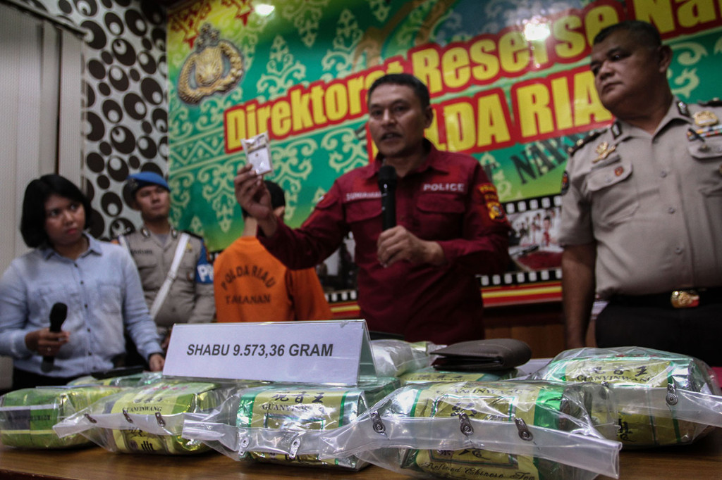 Dirnarkorba Polda Riau Kombes Pol Suhirman (tengah) menjelaskan kronologis penangkapan narkoba jenis sabu ketika pengungkapan kasus di Kantor Ditresnarkoba Polda Riau, di Pekanbaru, Riau.
