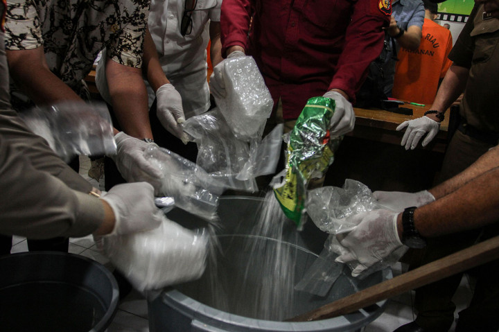 Petugas Kepolisian Direktorat Reserse Narkoba Polda Riau memusnahkan narkoba jenis sabu saat usai pengungkapan kasus di Kantor Ditresnarkoba Polda Riau, di Pekanbaru, Riau.