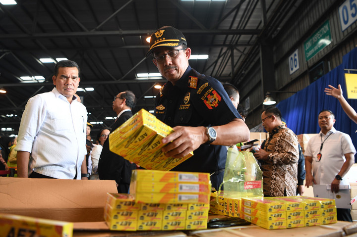 Dirjen Bea Cukai Heru Pambudi (tengah) menunjukkan barang bukti saat konferensi pers 'penindakan barang impor tiruan' di Terminal Petikemas Surabaya, Jawa Timur.