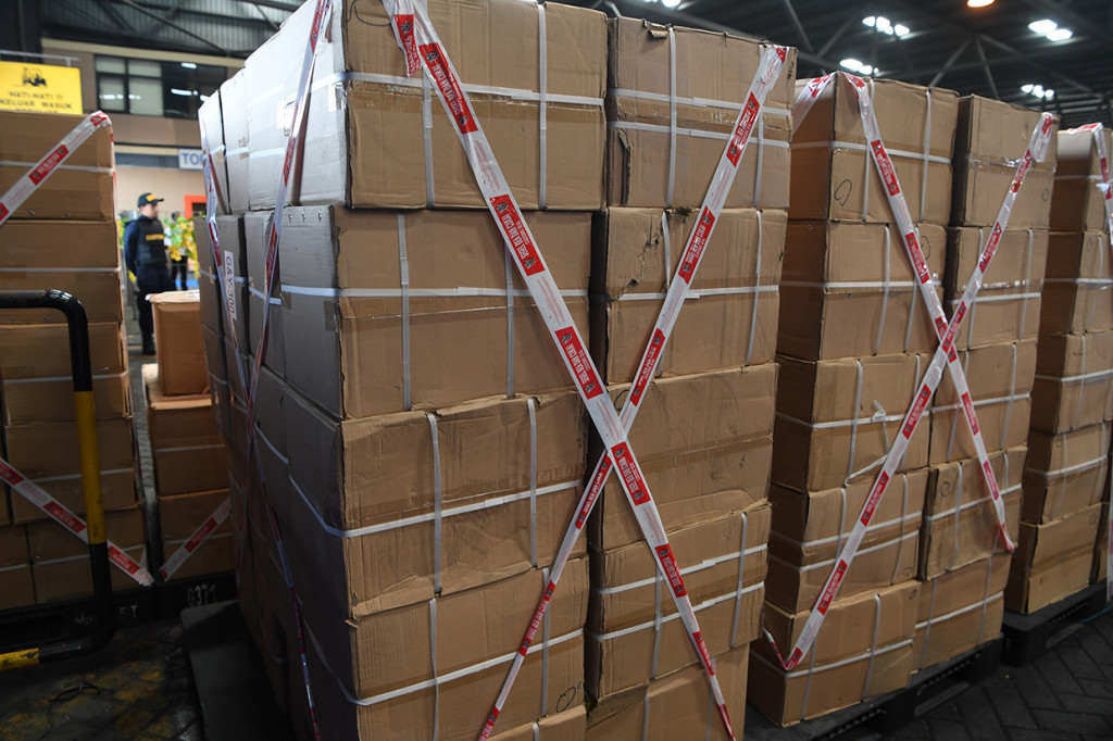 Sedikitnya 858.240 pulpen tiruan merek Standard AE7 Alfa Tip 0.5 yang diimpor dari Tiongkok dengan perkiraan nilai barang berkisar Rp1 miliar disita Bea Cukai.