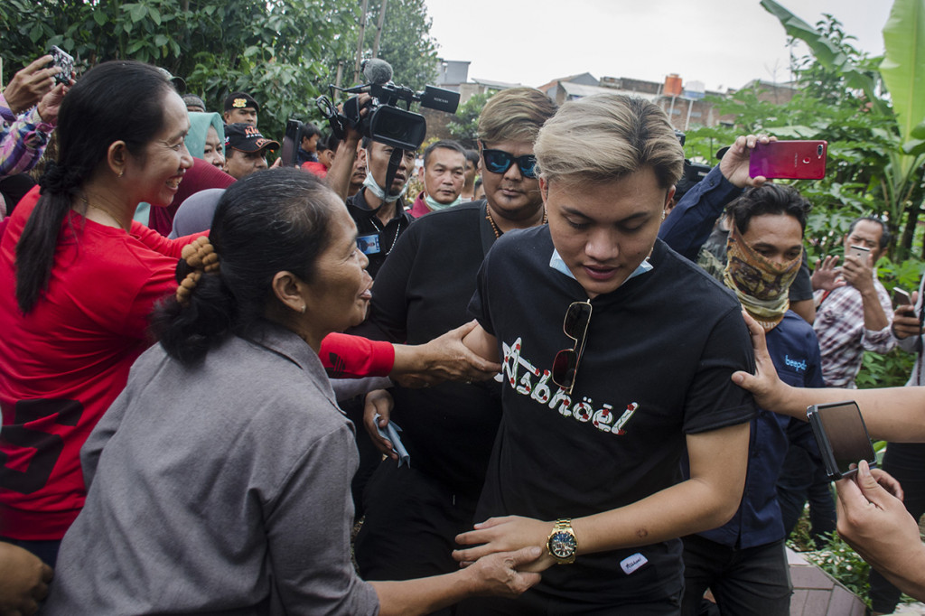 Pembongkaran makam Lina disaksikan oleh pihak keluarga dan suaminya Teddy. Kedua anak almarhumah, yaitu Rizky Febian serta Putri Delina juga hadir menyaksikan.???