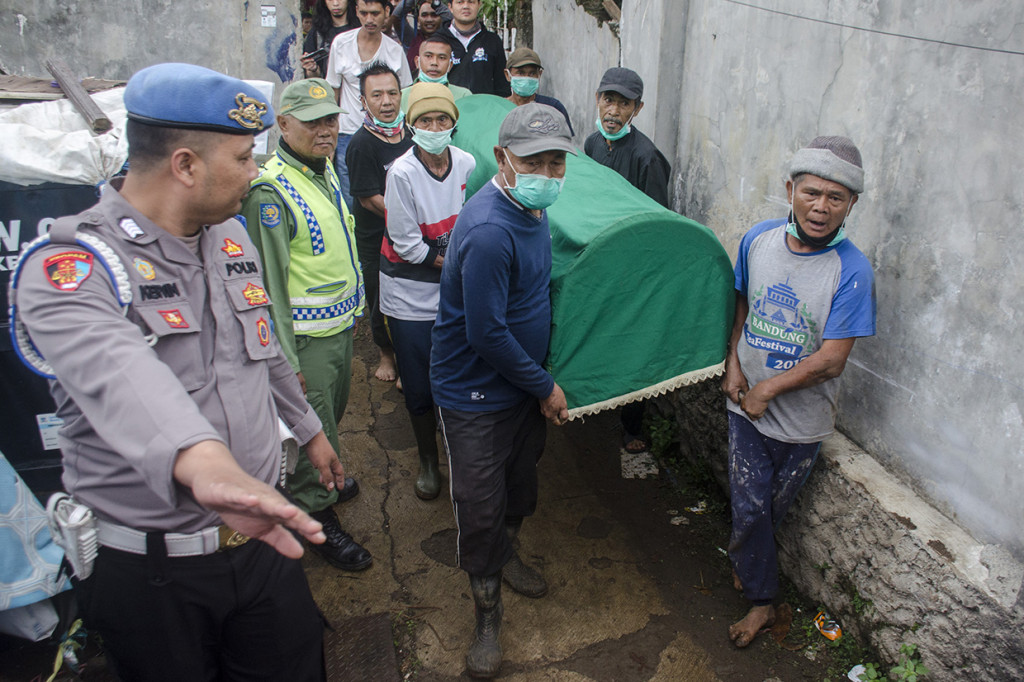 Setelah dilakukan pemeriksaan luar dan dalam, dokter forensik dari kepolisian dan Rumah Sakit Hasan Sadikin Bandung akan mengambil sampel untuk kemudian diperiksa lebih lanjut di laboratorium. Nantinya hasil otopsi akan keluar dua pekan kemudian.