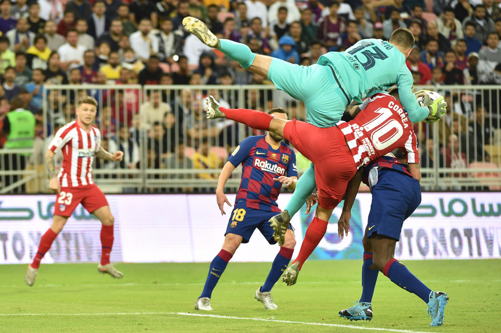 Beberapa peluang tercipta, namun tidak ada gol yang bersarang ke gawang kedua tim di babak pertama.