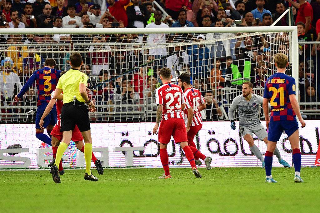 Gol Barca kembali dianulir wasit pada menit ke-74. Gol Gerard Pique digagalkan VAR lantaran Arturo Vidal yang memberi umpan dianggap offside.