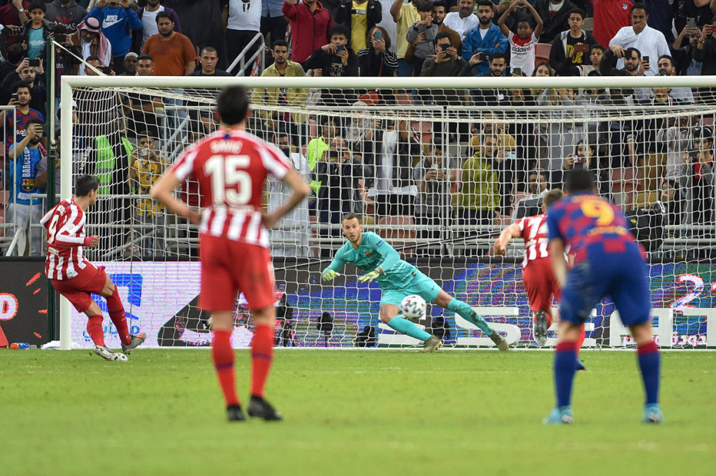 Atletico lantas menyamakan kedudukan menjadi 2-2 melalui penalti Alvaro Morata, menyusul pelanggaran oleh kiper Neto terhadap Vitolo.