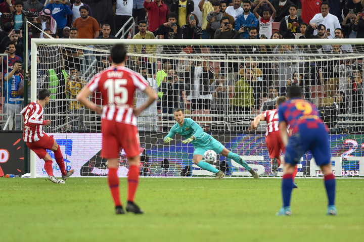 Atletico lantas menyamakan kedudukan menjadi 2-2 melalui penalti Alvaro Morata, menyusul pelanggaran oleh kiper Neto terhadap Vitolo.