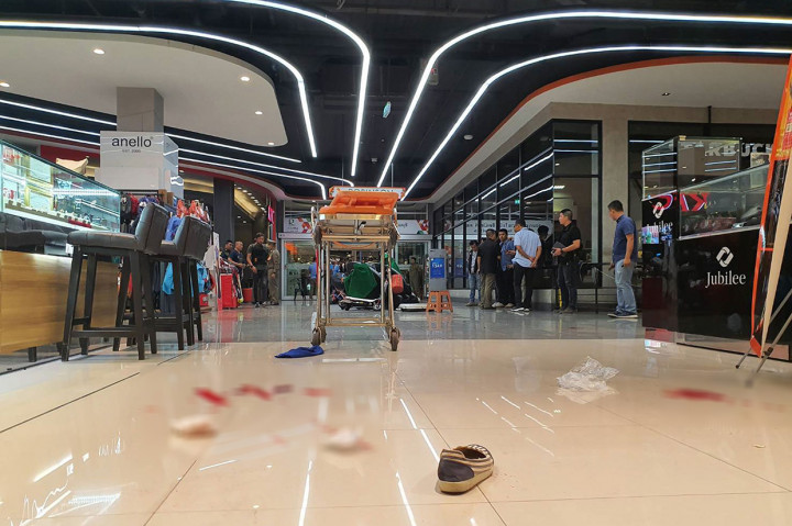 Seorang pria bersenjata dan bertopeng menewaskan tiga orang termasuk seorang anak berusia dua tahun dan melukai empat lainnya setelah menembak dan merampok sebuah toko emas di mal di Thailand tengah.