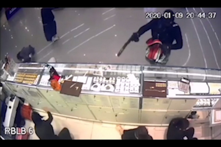 Pelaku berhasil melarikan diri dengan membawa perhiasan senilai USD16.500 (sekitar Rp230 juta). Pihak berwenang telah menawarkan 100.000 baht (sekitar Rp45 juta) untuk setiap informasi yang mengarah pada para pelaku.