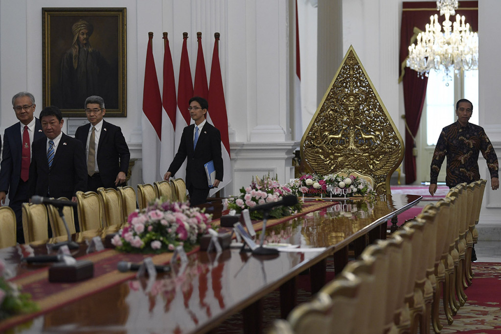 Presiden Joko Widodo didampingi menerima Menteri Luar Negeri Jepang Motegi Toshimitsu (kedua kiri) dan Duta Besar Jepang untuk Indonesia Masafumi Ishii (kiri) di Istana Merdeka, Jakarta, Jumat, 10 Januari 2020. 