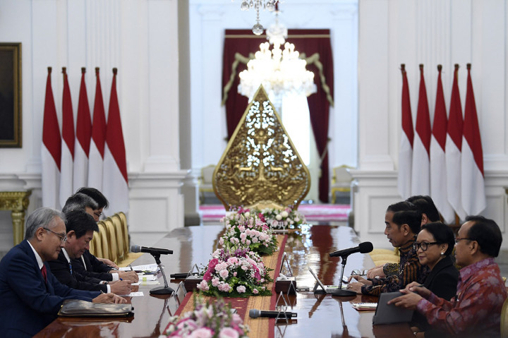 Presiden Jokowi menyampaikan ucapan selamat datang di Jakarta kepada Menlu Jepang dan rombongan. 