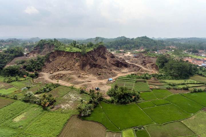 Foto udara aktivitas penambangan pasir di kawasan Mangin, Kota Tasikmalaya, Jawa Barat, Kamis, 9 Januari 2020. 