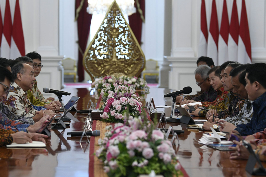 Presiden Joko Widodo didampingi sejumlah menteri Kabinet Indonesia Maju menerima CEO Softbank Masayoshi Son (kiri) bersama jajarannya di Istana Merdeka, Jakarta, Jumat, 10 Januari 2020. Pertemuan tersebut membahas rencana Softbank untuk berinvestasi dalam pembangunan ibu kota baru di Kalimantan Timur.