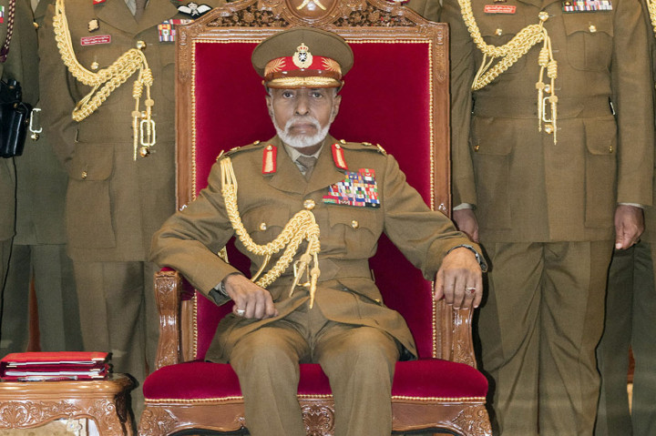 Qaboos tidak memiliki anak dan belum secara terbuka menunjuk seorang penerus. Dia belum menikah dan tidak memiliki anak atau saudara laki-laki. Sebuah undang-undang tahun 1996 mengatakan keluarga yang berkuasa akan memilih pengganti dalam tiga hari dari takhta yang kosong. 