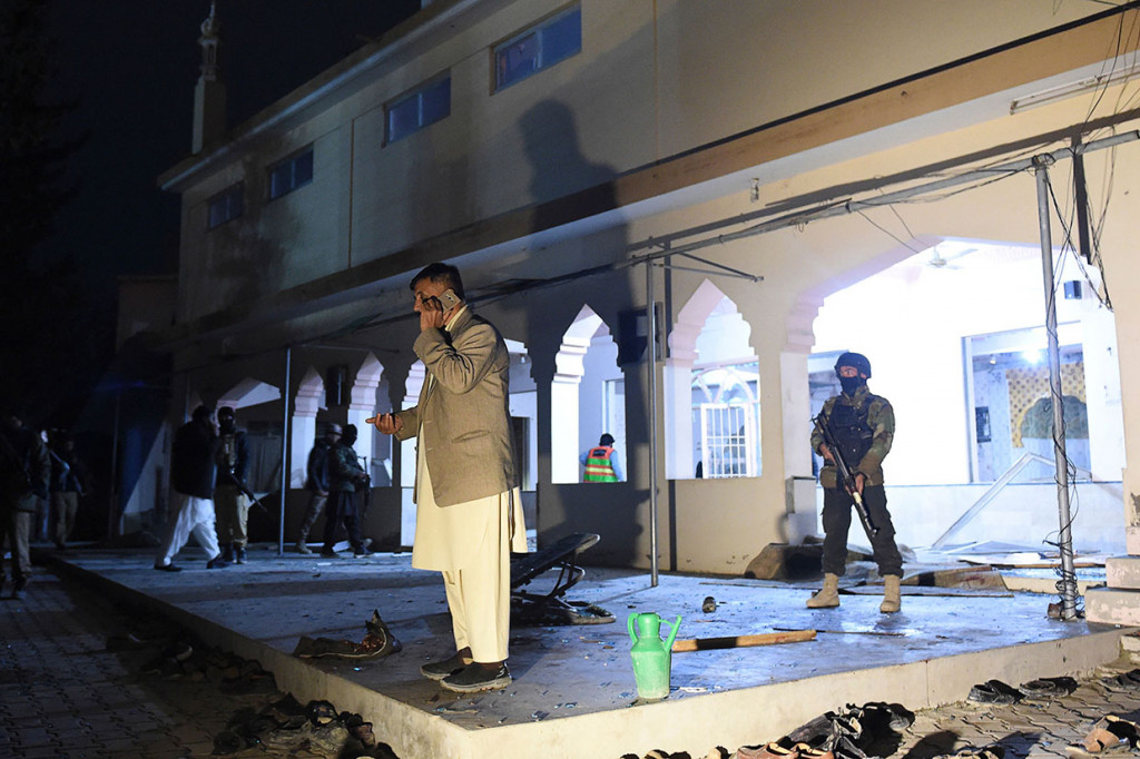 Tentara berjaga-jaga di lokasi ledakan bom bunuh diri di sebuah masjid di Quetta, Pakistan barat daya, Jumat, 10 Januari 2020 waktu setempat.