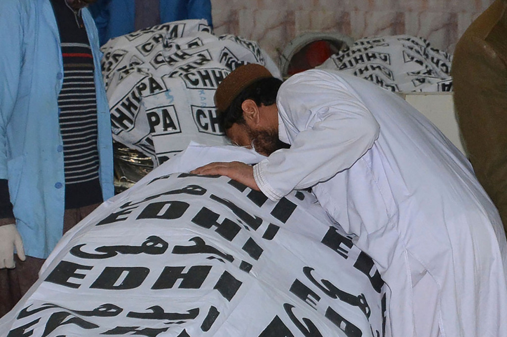 Seorang saksi mata menyatakan bahwa saat kejadian, sekitar 60 orang tengah melaksanakan salat jumat. 