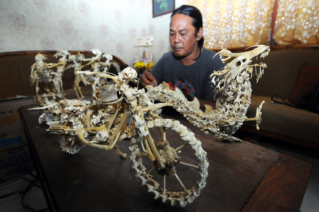 Perajin menyusun potongan tulang ayam untuk dibuat kerajinan berbentuk naga di Pancuran, Kutowinangun Lor, Tingkir, Salatiga, Jawa Tengah, Kamis, 9 Januari 2020.