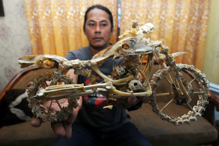 Kerajinan tulang ayam limbah dari warung makan tersebut dibentuk menjadi motor, helikopter, naga, orang, dan hewan banteng sehingga memiliki nilai jual mulai dari harga Rp150 ribu hingga Rp2 juta, tergantung jenis dan kesulitan dalam pembuatannya.