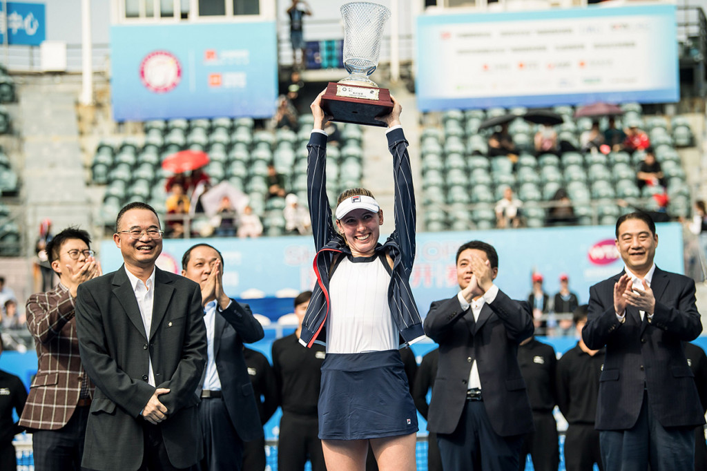 Petenis asal Rusia Ekaterina Alexandrova mengangkat tinggi-tinggi trofi turnamen Shenzhe Open yang baru saja dia raih di Shenzhen, Provinsi Guangdong, Tiongkok, Sabtu, 11 Januari 2020.
