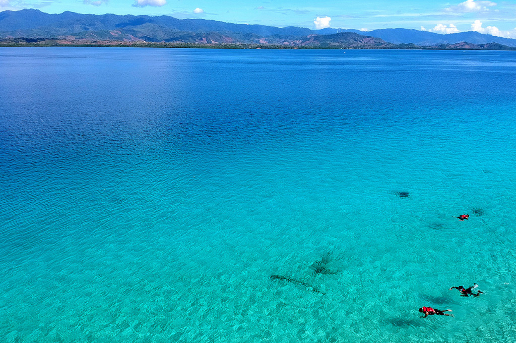 Wisata bawah laut dan pantai menjadi daya tarik utama sektor pariwisata di daerah itu.