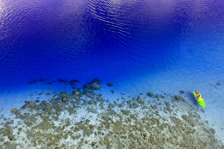 Pemandangan pantai yang indah dan air laut yang biru membuat para wisatawan betah berlama-lama untuk melakukan selam dangkal (snorkeling) di Pulo Cinta Ecoresort.