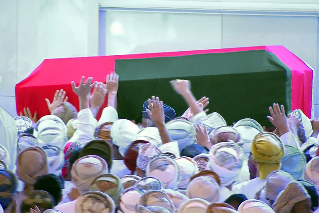 Warga melepas Almarhum Sultan Oman, Qaboos bin Said ke peristirahatan terakhir, selama upacara pemakaman di Muscat, Ibu Kota Oman, Sabtu, 11 Januari 2020.