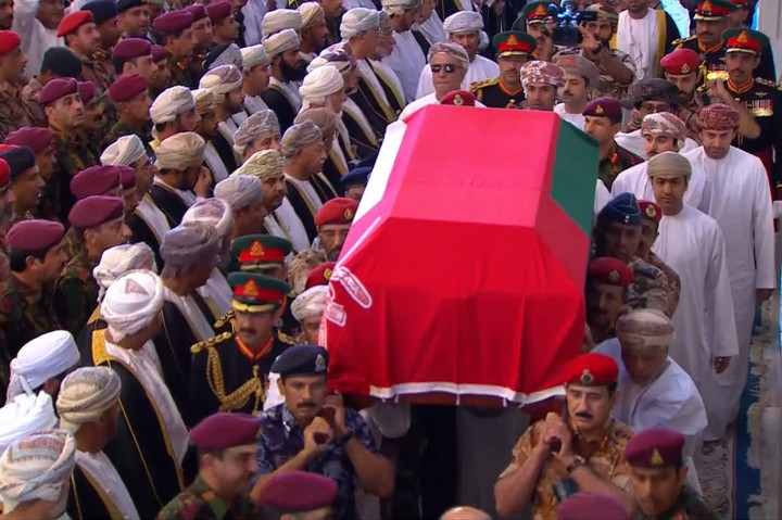 Sultan Qaboos belum menikah dan tidak memiliki anak, dan tidak meninggalkan pewaris yang jelas.