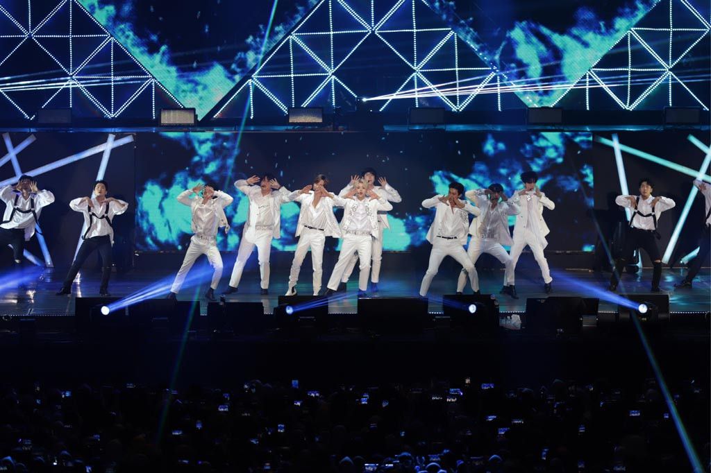 Grup K-pop Super Junior menghibur ribuan ELF, julukan fans mereka saat menggelar konser di ICE BSD, Tangerang, Banten, Sabtu, 11 Januari 2020. 