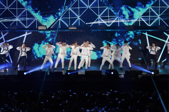 Grup K-pop Super Junior menghibur ribuan ELF, julukan fans mereka saat menggelar konser di ICE BSD, Tangerang, Banten, Sabtu, 11 Januari 2020. 