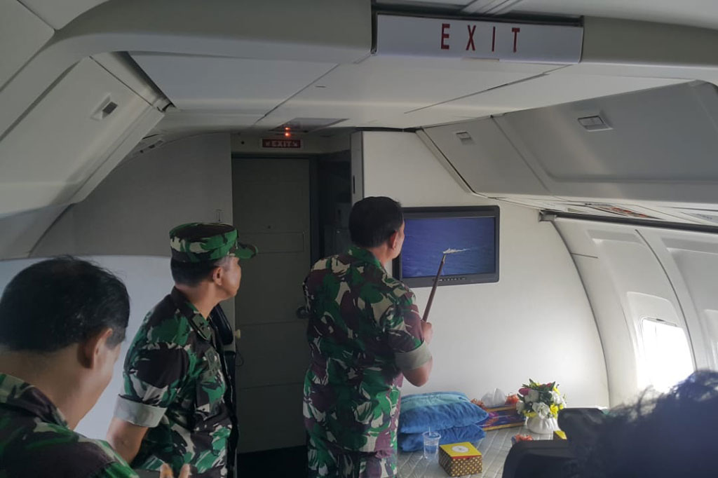 Panglima Komando Gabungan Wilayah Pertahanan (Pangkogabwilhan) I Laksdya Yudo Margono di atas pesawat Intai Maritim Boeing 737 AI-7301 milik TNI AU, Ranai, Natuna, Sabtu, 10 Januari 2020 telah memerintahkan kepada Komandan KRI untuk masuk di sela-sela konvoi kapal-kapal ikan Tiongkok dan mengganggu kapal yang sedang menebar jaring untuk menangkap ikan secara ilegal agar segera keluar dari ZEE Indonesia.