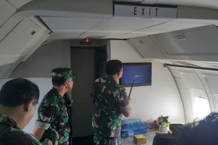 Panglima Komando Gabungan Wilayah Pertahanan (Pangkogabwilhan) I Laksdya Yudo Margono di atas pesawat Intai Maritim Boeing 737 AI-7301 milik TNI AU, Ranai, Natuna, Sabtu, 10 Januari 2020 telah memerintahkan kepada Komandan KRI untuk masuk di sela-sela konvoi kapal-kapal ikan Tiongkok dan mengganggu kapal yang sedang menebar jaring untuk menangkap ikan secara ilegal agar segera keluar dari ZEE Indonesia.