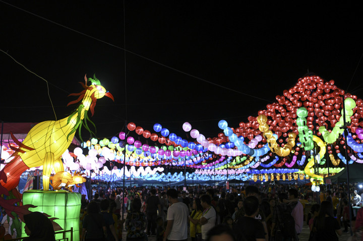 Sriwijaya Lantern Festival dihiasi 10.000 lampion warna warni dan diselenggarakan hingga 9 Februari 2020. 