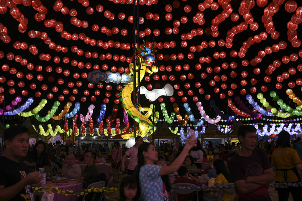 Pengunjung memadati Sriwijaya Lantern Festival di Palembang, Sumatera Selatan. 