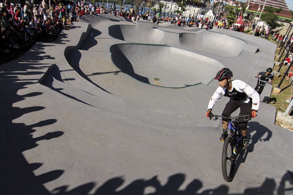 Sejumlah pemain sepeda BMX menunjukkan aksinya saat peresmian alun-alun Kota Depok, Jawa Barat. 